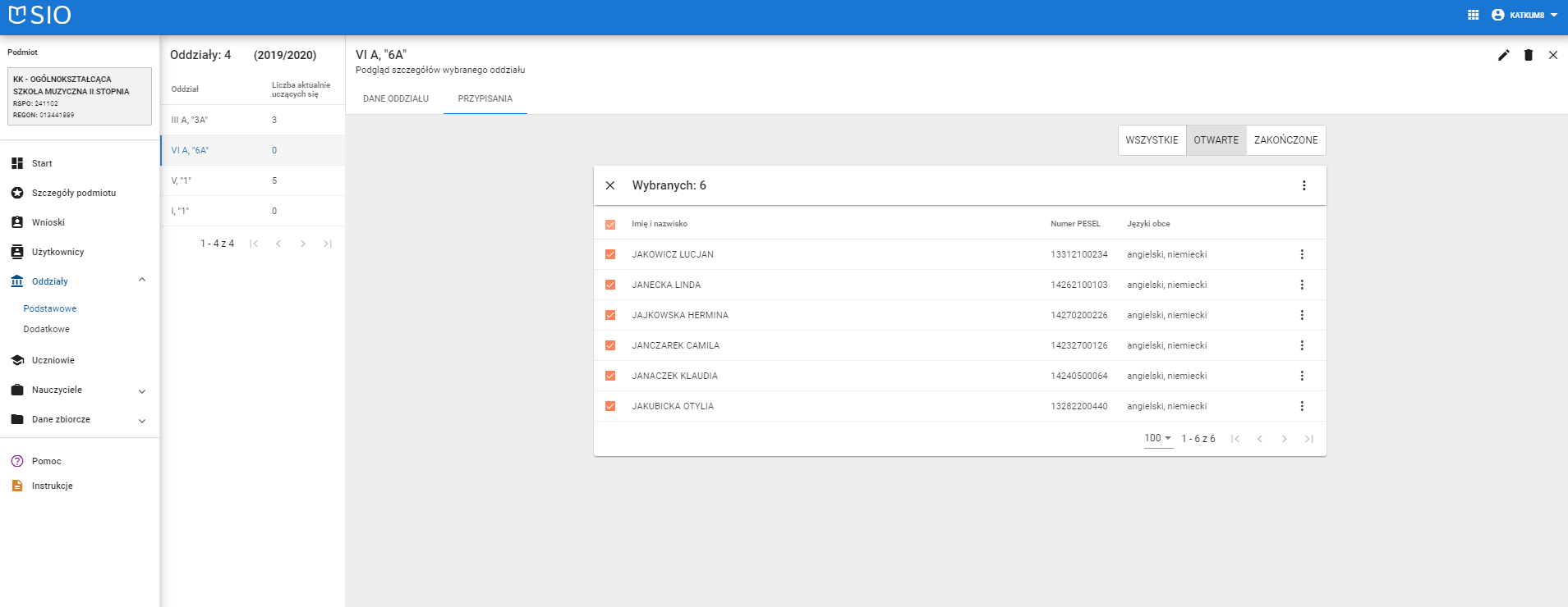 Okno z widokiem na zaznaczonych kilku uczniów którym chcemy przypisać uzyskanie dyplomu ukończenia szkoły artystycznej