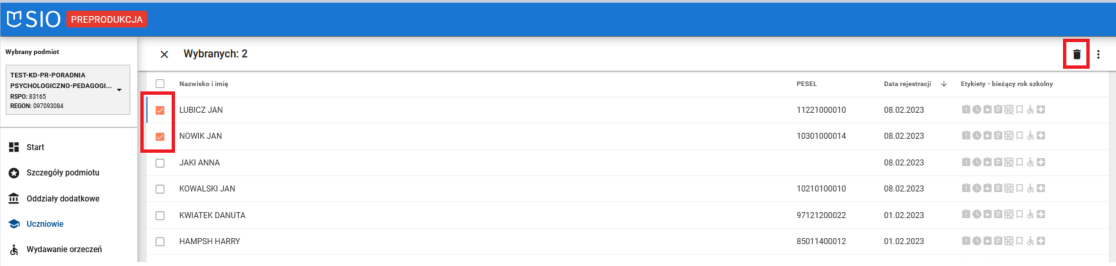 Obraz z widokiem na zaznaczonych uczniów którzy mają zostać usunięci