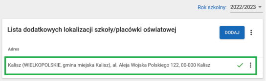 Okno z widokiem na oznaczony w dolnym rogu dodanym adresem na liście dodatkowych lokalizacji szkoły placówki oświatowej
