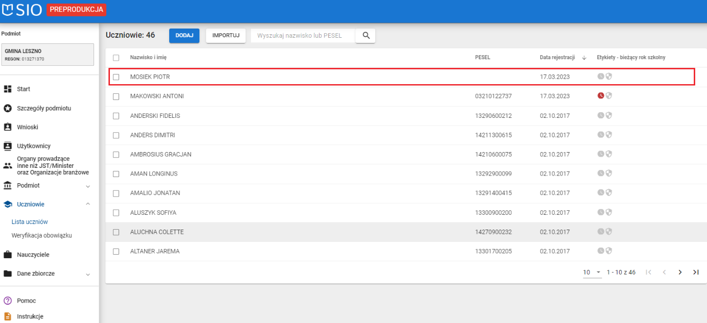 okno z widokiem na listę uczniów